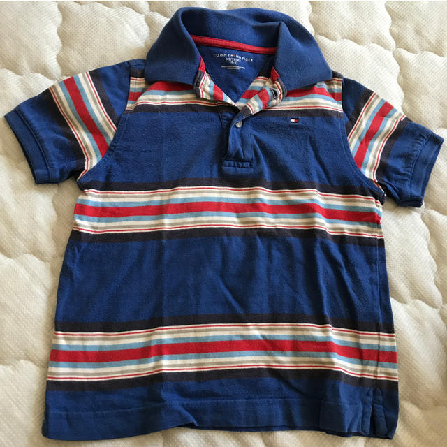 TOMMY HILFIGER(トミーヒルフィガー)の送料込み^_^トミーヒルフィガーキッズポロシャツ110-120 キッズ/ベビー/マタニティのキッズ服男の子用(90cm~)(Tシャツ/カットソー)の商品写真