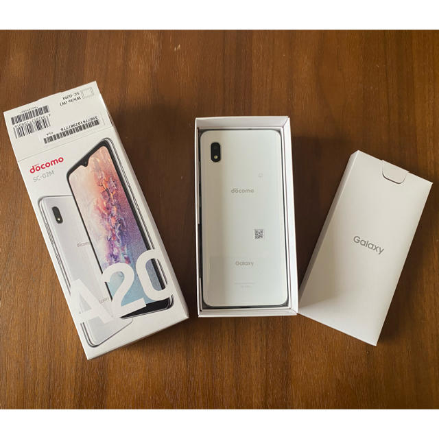 【docomo】Galaxy A20 (W)スマートフォン/携帯電話