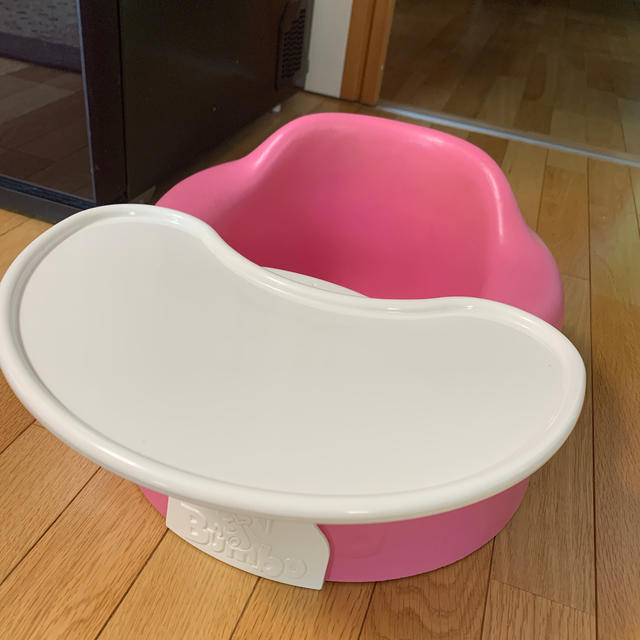 Bumbo(バンボ)のバンボ ピンク テーブル付き キッズ/ベビー/マタニティの寝具/家具(その他)の商品写真