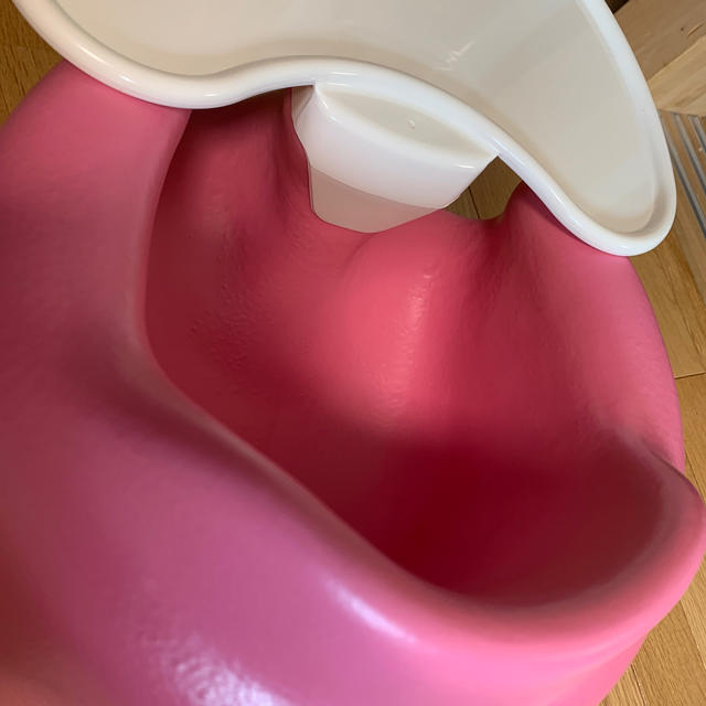 Bumbo(バンボ)のバンボ ピンク テーブル付き キッズ/ベビー/マタニティの寝具/家具(その他)の商品写真