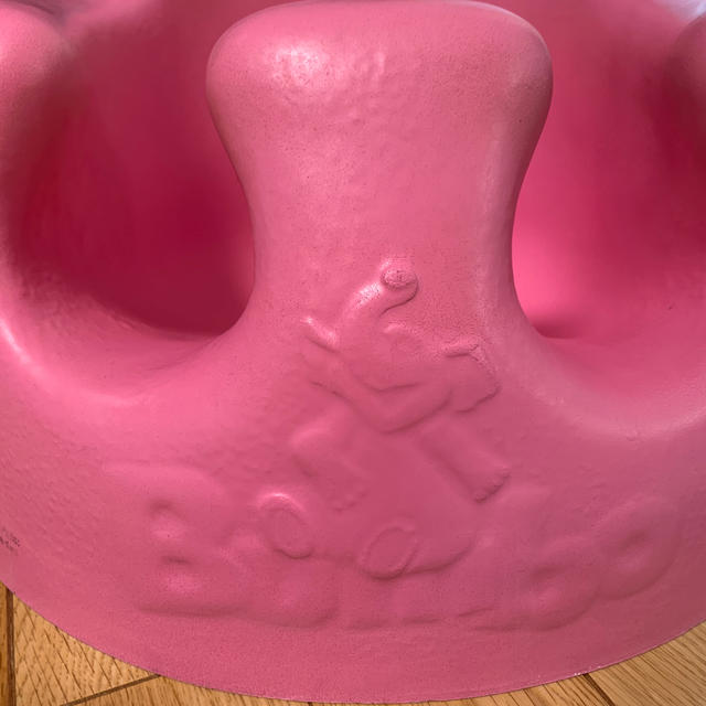 Bumbo(バンボ)のバンボ ピンク テーブル付き キッズ/ベビー/マタニティの寝具/家具(その他)の商品写真