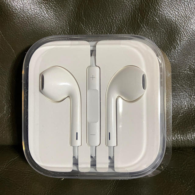 Apple(アップル)のApple純正　EarPods   新品 スマホ/家電/カメラのオーディオ機器(ヘッドフォン/イヤフォン)の商品写真