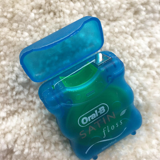 LION(ライオン)のoral-B stain floss  デンタルフロス  50m コスメ/美容のオーラルケア(歯ブラシ/デンタルフロス)の商品写真