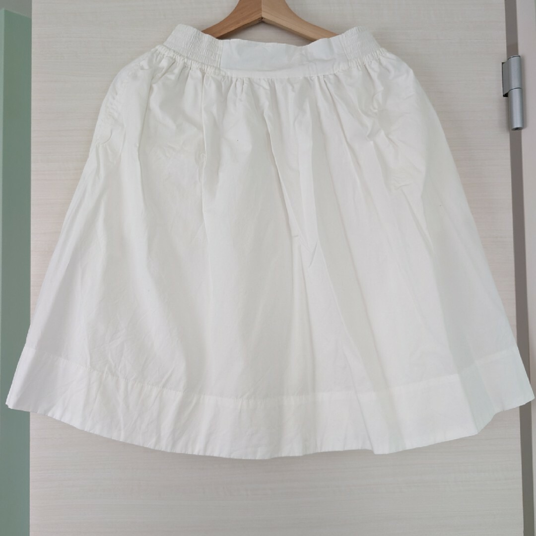 FREE'S MART(フリーズマート)の白スカート　ポケットあり　ウエストゴム レディースのスカート(ひざ丈スカート)の商品写真