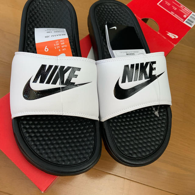 NIKE(ナイキ)の専用 NIKE BENASSI JDI べナッシ 白 us9 27cm メンズの靴/シューズ(サンダル)の商品写真