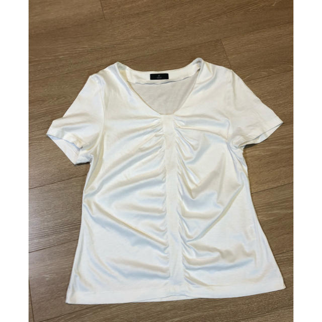 INED(イネド)のINED  ＶネックTシャツ　キレイ目 レディースのトップス(Tシャツ(半袖/袖なし))の商品写真