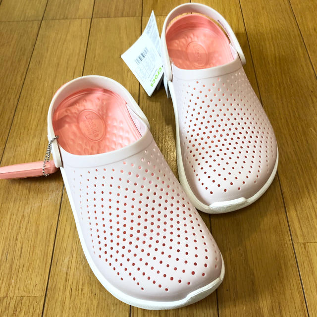 crocs(クロックス)の新品 新素材クロックス ライトライド 24cm 〜 literide  W8 レディースの靴/シューズ(サンダル)の商品写真