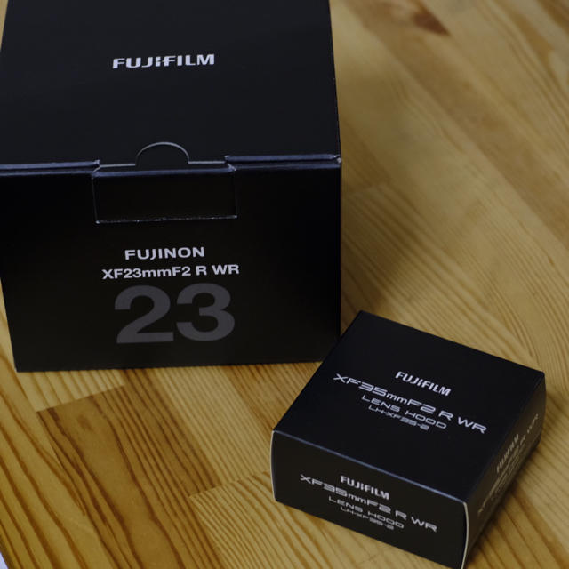 富士フイルム(フジフイルム)のレンズ XF23mmF2 R WR B、純正レンズフード、保護フィルター セット スマホ/家電/カメラのカメラ(レンズ(単焦点))の商品写真