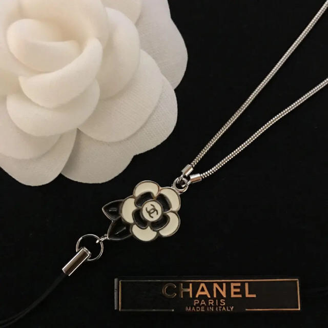 CHANEL(シャネル)のCHANEL♡極美品 新品未使用 お花 ココマーク チャーム 刻印あり レディースのアクセサリー(チャーム)の商品写真