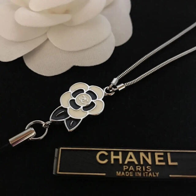 CHANEL(シャネル)のCHANEL♡極美品 新品未使用 お花 ココマーク チャーム 刻印あり レディースのアクセサリー(チャーム)の商品写真