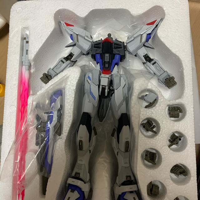 海外製　フリーダムガンダムフィギュア エンタメ/ホビーのおもちゃ/ぬいぐるみ(模型/プラモデル)の商品写真