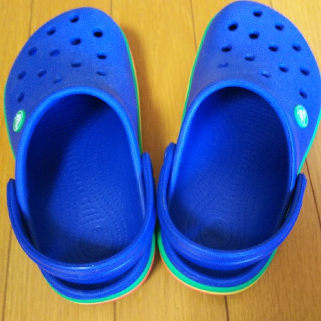 crocs(クロックス)のクロックス サンダルジュニア サイズ Sサイズ キッズ/ベビー/マタニティのキッズ靴/シューズ(15cm~)(サンダル)の商品写真
