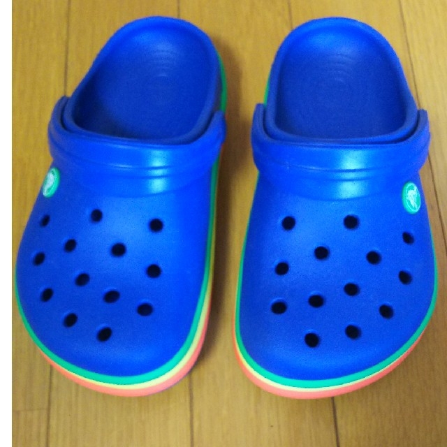 crocs(クロックス)のクロックス サンダルジュニア サイズ Sサイズ キッズ/ベビー/マタニティのキッズ靴/シューズ(15cm~)(サンダル)の商品写真