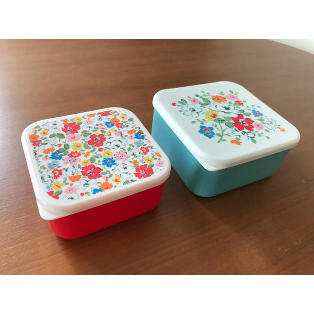 Cath Kidston(キャスキッドソン)の【コジコジ様】cath kidson タッパー容器　2個 インテリア/住まい/日用品のキッチン/食器(容器)の商品写真