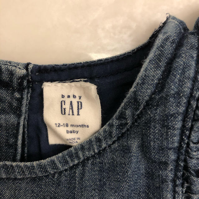 babyGAP(ベビーギャップ)の【再値下げ】【美品】babyGAPデニムオールインワン キッズ/ベビー/マタニティのベビー服(~85cm)(ロンパース)の商品写真