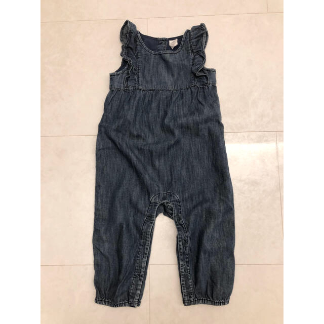 babyGAP(ベビーギャップ)の【再値下げ】【美品】babyGAPデニムオールインワン キッズ/ベビー/マタニティのベビー服(~85cm)(ロンパース)の商品写真