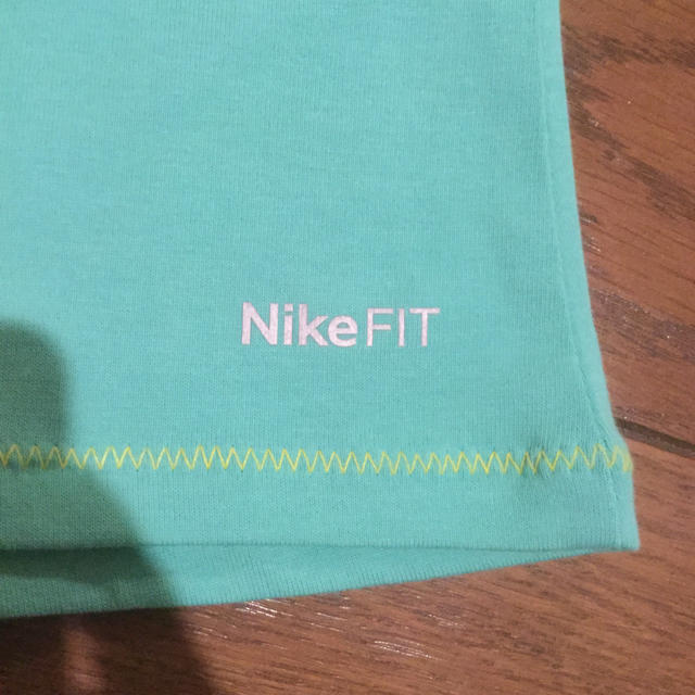 NIKE(ナイキ)のNIKE レディース S 新品 レディースのトップス(Tシャツ(半袖/袖なし))の商品写真