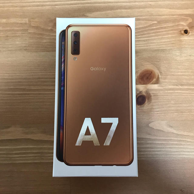 Galaxy(ギャラクシー)の［新品未使用］Galaxy A7 Gold スマホ/家電/カメラのスマートフォン/携帯電話(スマートフォン本体)の商品写真