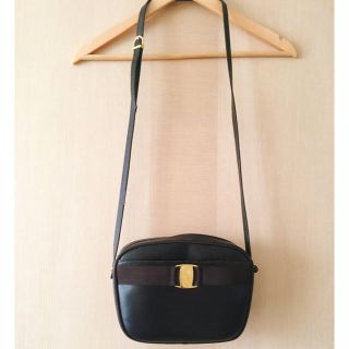 サルヴァトーレフェラガモ(Salvatore Ferragamo)の【引っ越しのため大幅値下げ！】ferragamo vara ショルダーバッグ(ショルダーバッグ)