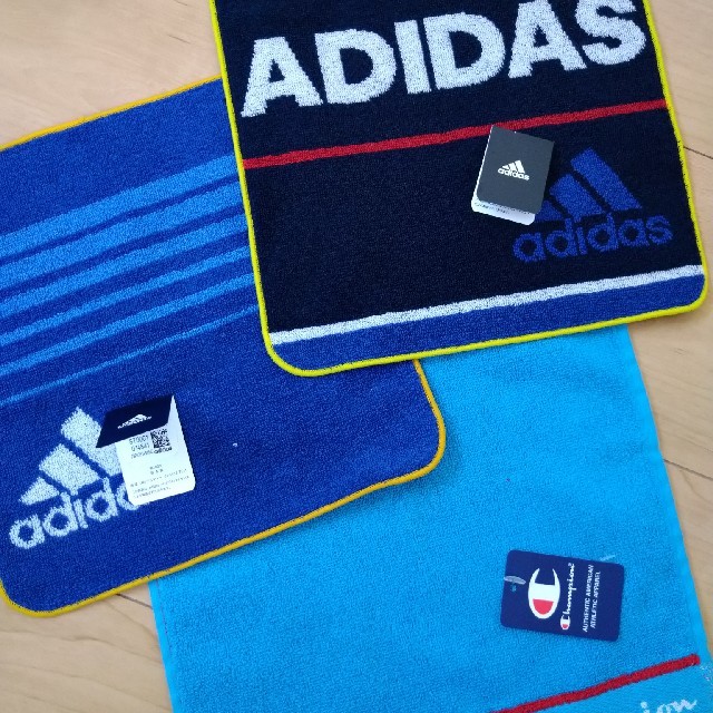 adidas(アディダス)の新品　アディダス　champion　ハンカチ　タオルハンカチ　手洗い　汗 インテリア/住まい/日用品の日用品/生活雑貨/旅行(タオル/バス用品)の商品写真