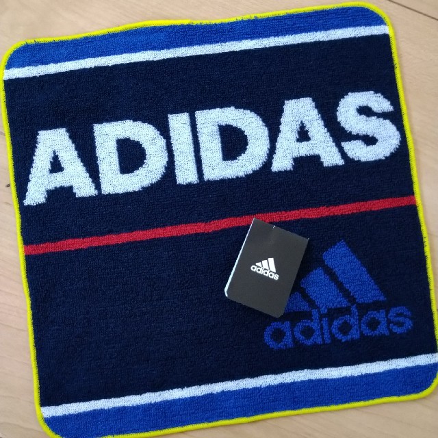 adidas(アディダス)の新品　アディダス　champion　ハンカチ　タオルハンカチ　手洗い　汗 インテリア/住まい/日用品の日用品/生活雑貨/旅行(タオル/バス用品)の商品写真