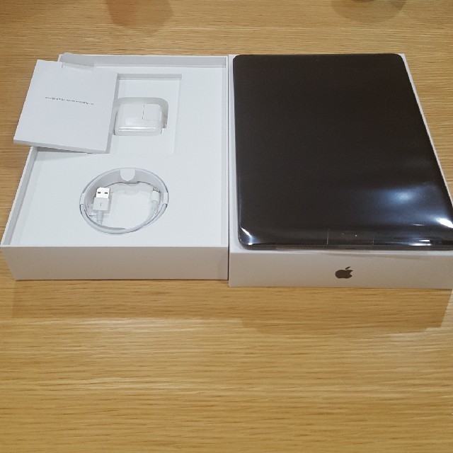 iPad Wi-Fi 32GB グレー MW742J/A