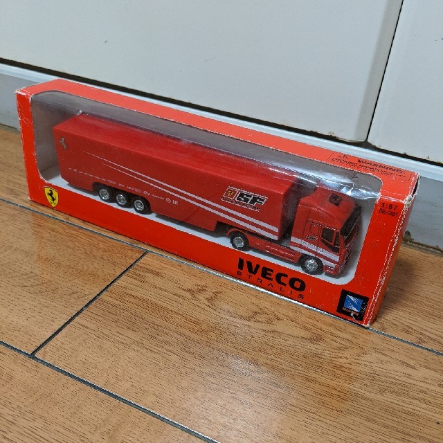 【NewRay】IVECO FERRARI　トラック　1/87 エンタメ/ホビーのおもちゃ/ぬいぐるみ(ミニカー)の商品写真