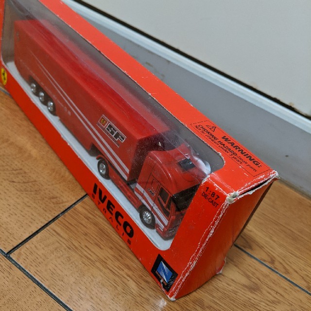 【NewRay】IVECO FERRARI　トラック　1/87 エンタメ/ホビーのおもちゃ/ぬいぐるみ(ミニカー)の商品写真