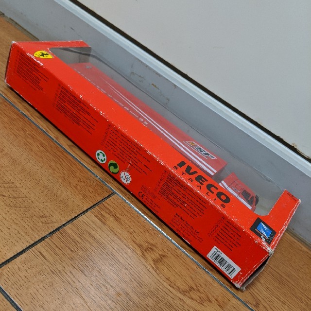 【NewRay】IVECO FERRARI　トラック　1/87 エンタメ/ホビーのおもちゃ/ぬいぐるみ(ミニカー)の商品写真