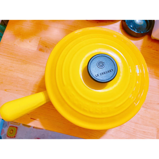 LE CREUSET(ルクルーゼ)の【新品未使用】ルクルーゼ ソースパン 18センチ イエロー インテリア/住まい/日用品のキッチン/食器(鍋/フライパン)の商品写真