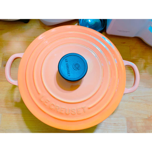 LE CREUSET(ルクルーゼ)の【一度使用美品】ルクルーゼ ココッロンド 18センチ ペールオレンジ インテリア/住まい/日用品のキッチン/食器(鍋/フライパン)の商品写真