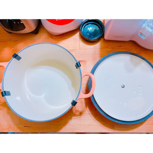 LE CREUSET(ルクルーゼ)の【一度使用美品】ルクルーゼ ココッロンド 18センチ ペールオレンジ インテリア/住まい/日用品のキッチン/食器(鍋/フライパン)の商品写真