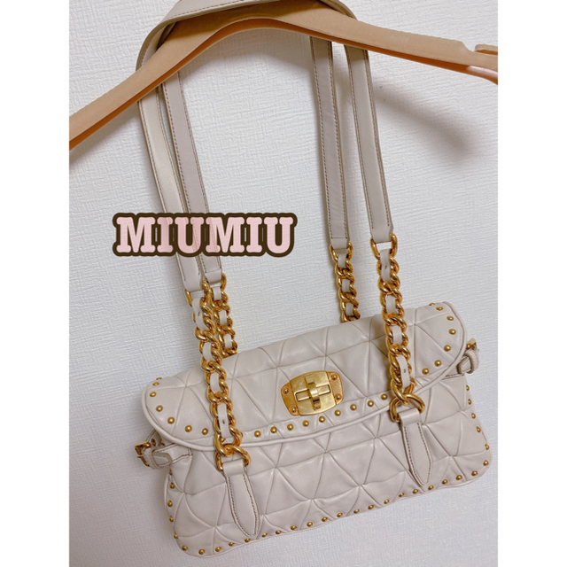 美品 MIUMIUナッパスタッズ ショルダーバッグ アイボリー×ゴールド