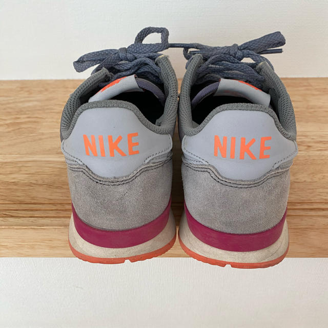 NIKE(ナイキ)のNIKE ナイキ　スニーカー　インターナショナリスト　グレー レディースの靴/シューズ(スニーカー)の商品写真