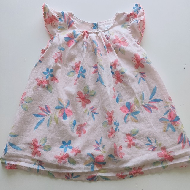 babyGAP(ベビーギャップ)のGAP baby 80cm ピンクの花柄ワンピース キッズ/ベビー/マタニティのベビー服(~85cm)(ワンピース)の商品写真