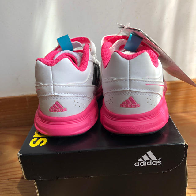 adidas(アディダス)の新品　adidas  子供靴　14cm キッズ/ベビー/マタニティのベビー靴/シューズ(~14cm)(スニーカー)の商品写真