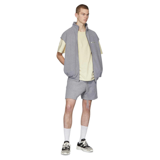 FEAR OF GOD(フィアオブゴッド)のEssentials エッセンシャルズ フリース ハーフパンツ ダークグレー L メンズのパンツ(ショートパンツ)の商品写真