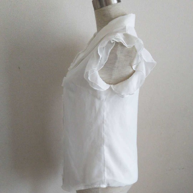 INGNI(イング)のINGNI イングの白のブラウス ノースリーブ レディースのトップス(シャツ/ブラウス(半袖/袖なし))の商品写真