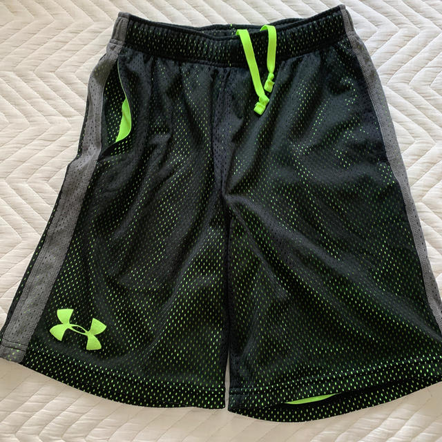 UNDER ARMOUR(アンダーアーマー)のアンダーアーマー　ハーフパンツ　150サイズ キッズ/ベビー/マタニティのキッズ服男の子用(90cm~)(パンツ/スパッツ)の商品写真