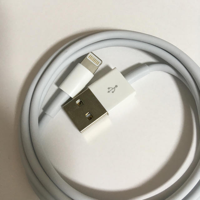 Apple(アップル)のiPhone充電器 USBケーブル アップルライトニングケーブル 正規品 純正品 スマホ/家電/カメラのスマートフォン/携帯電話(バッテリー/充電器)の商品写真