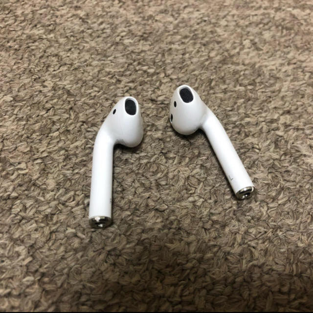 Apple(アップル)のairpods エアーポッズ スマホ/家電/カメラのオーディオ機器(ヘッドフォン/イヤフォン)の商品写真