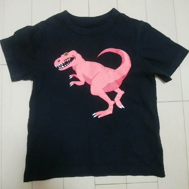 GAP Kids(ギャップキッズ)のGAP Tシャツ 男の子 恐竜 ティラノサウルス 100 105 キッズ/ベビー/マタニティのキッズ服男の子用(90cm~)(Tシャツ/カットソー)の商品写真