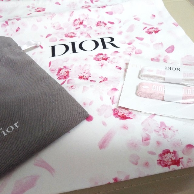 Dior(ディオール)のchi様専用　花柄巾着 レディースのファッション小物(ポーチ)の商品写真