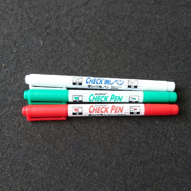 ZEBRA(ゼブラ)のチェックペン☆赤緑シート インテリア/住まい/日用品の文房具(ペン/マーカー)の商品写真