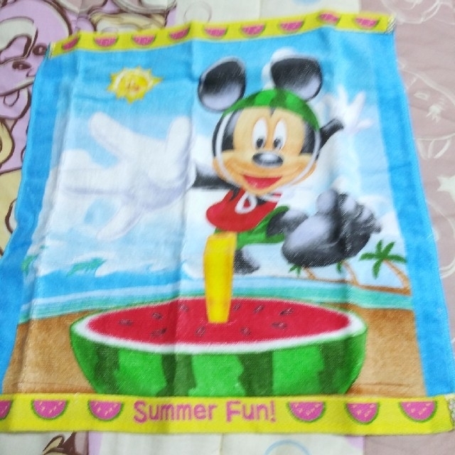 Disney(ディズニー)のミッキーマウス:すいか柄ハンドタオル エンタメ/ホビーのアニメグッズ(タオル)の商品写真