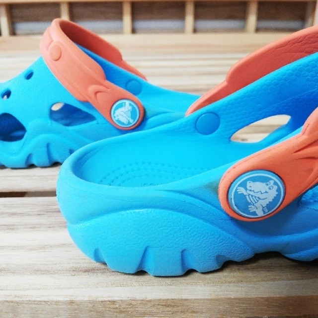 crocs(クロックス)のクロックス キッズ サンダル 11 キッズ/ベビー/マタニティのキッズ靴/シューズ(15cm~)(サンダル)の商品写真