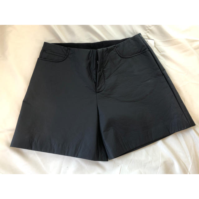 新品】MM6 MaisonMargiela フェイクレザー ハーフパンツ XS - パンツ 新品】MM6 MaisonMargiela フェイクレザー ハーフパンツ XS - パンツ