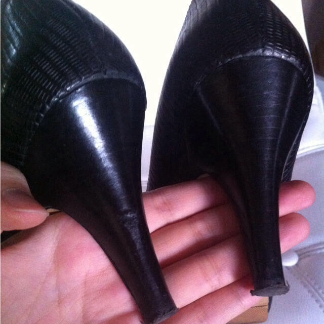 NINE WEST(ナインウエスト)のNINE WEST黒レザー型押しパンプス レディースの靴/シューズ(ハイヒール/パンプス)の商品写真