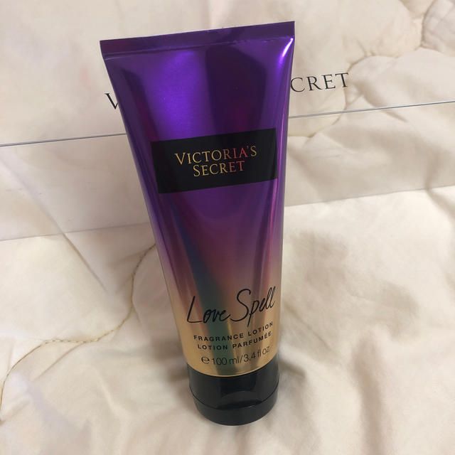 Victoria's Secret(ヴィクトリアズシークレット)の《新品/送料込》VS / Love Spell / 香水 コスメ/美容の香水(香水(女性用))の商品写真