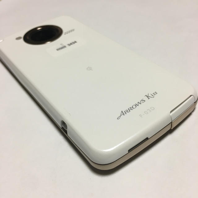 arrows(アローズ)の良品ドコモ　F-03D 富士通ARROWS KISS  (5) スマホ/家電/カメラのスマートフォン/携帯電話(スマートフォン本体)の商品写真